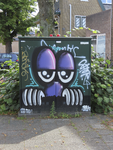 908273 Afbeelding van een graffitifiguurtje met heel grote ogen, onlangs aangebracht op een elektriciteitskastje bij de ...